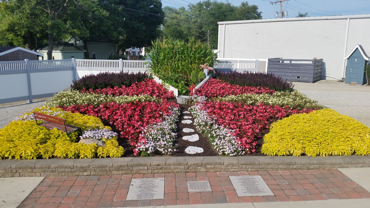 Nappanee Center Garden - Amish Country