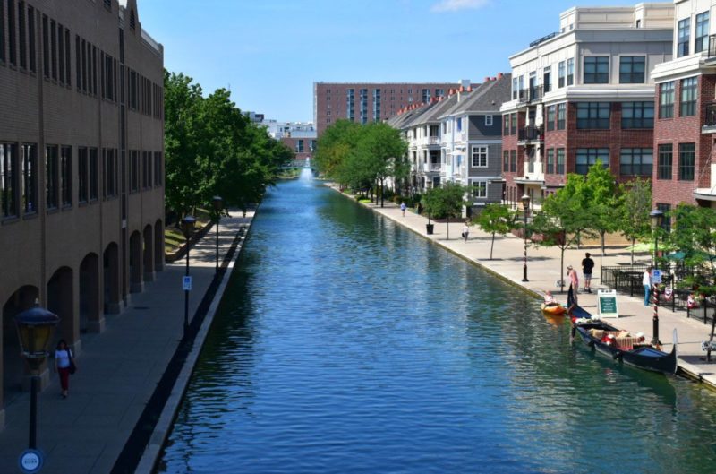 The best ideas for fun things to do in Indianapolis with kids. Whether your trip is for a day or a few days, make sure to visit these family attractions including the Canal Walk, it is one of the top things to do in downtown Indianapolis.