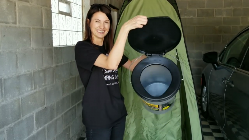 La combinación perfecta de inodoro portátil y carpa para exteriores.