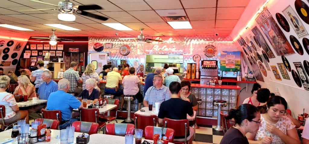 Eating at Charlie Parker's Diner, is one of the must-do things in Springfield Illinois. Inside, you'll find vinyl records, neon lights, and nostalgic memorabilia.