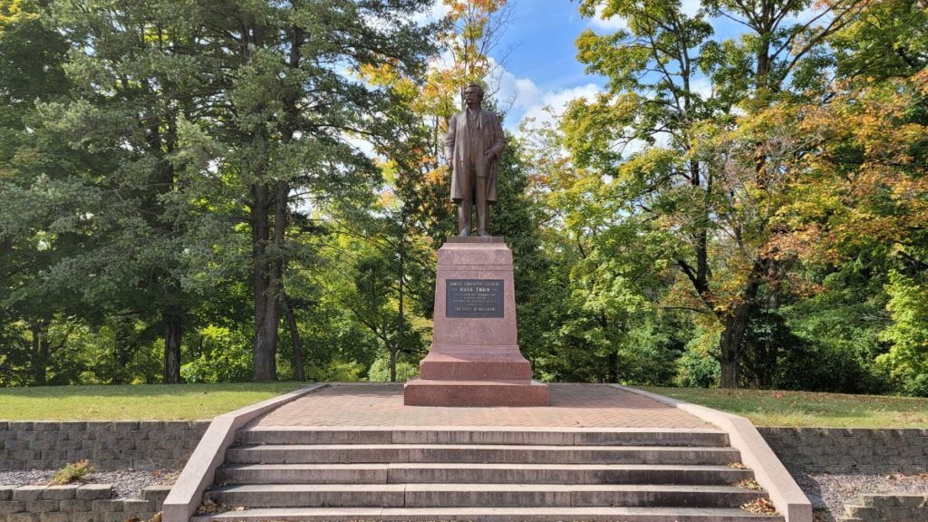 The Clemens Memorial at the Riverview Park, another one of the free things to do in Hannibal Missouri.