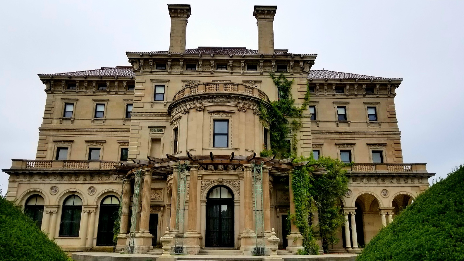 newport mansions servants tour