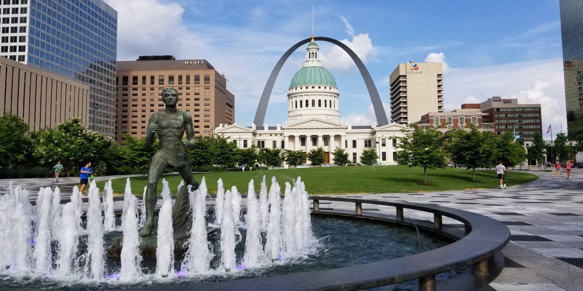 The Old Courthouse with the Gateway Arch behind it.